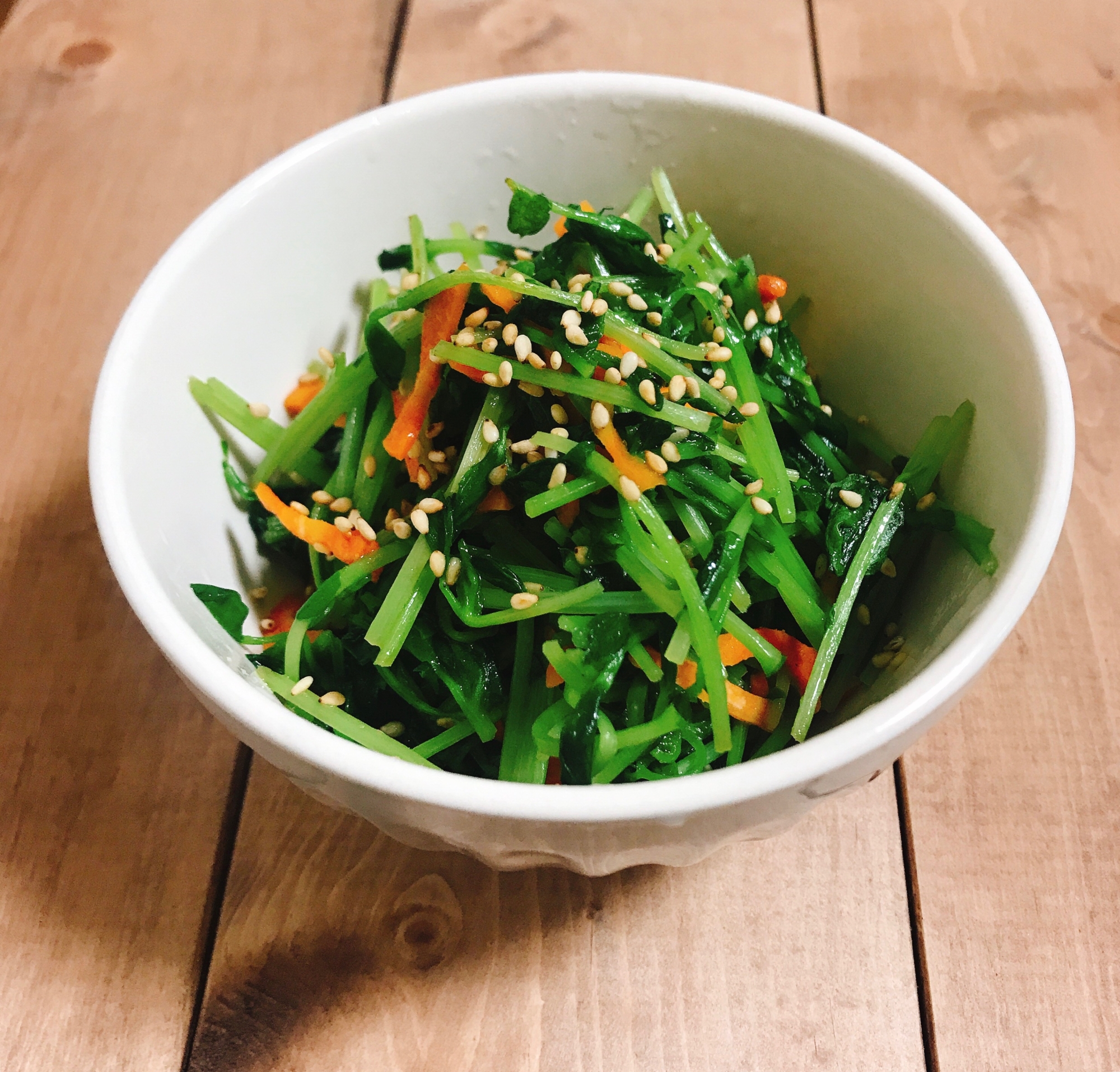 器に盛られた豆苗とにんじんの炒め物