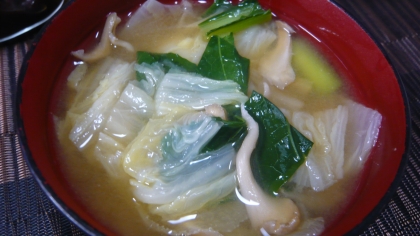 紅蓮華さん、白菜、小松菜、舞茸で作りました。ほっこり優しいお味噌汁、ご馳走様でした(#^.^#)