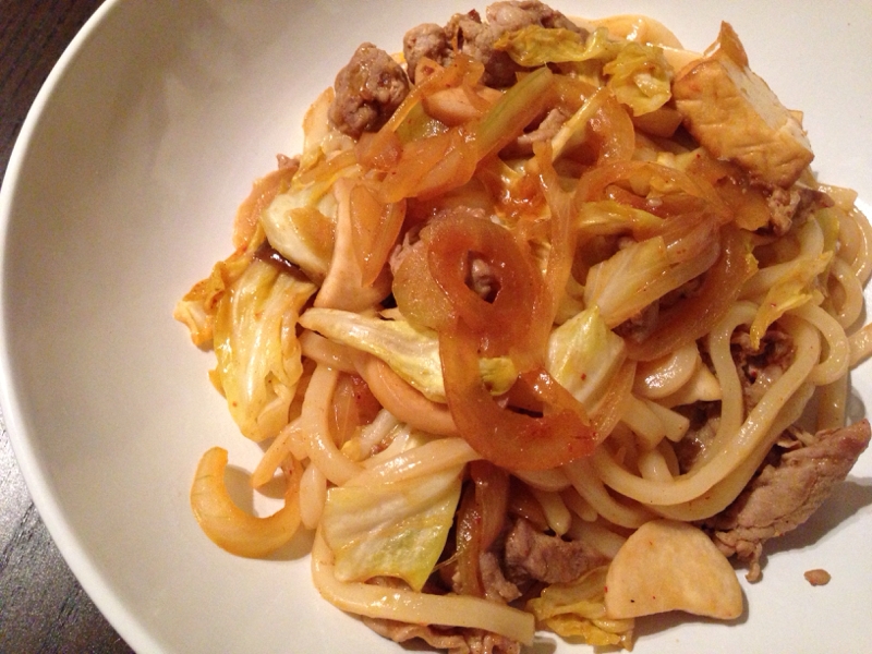 豚肉と厚揚げのピリ辛焼きうどん