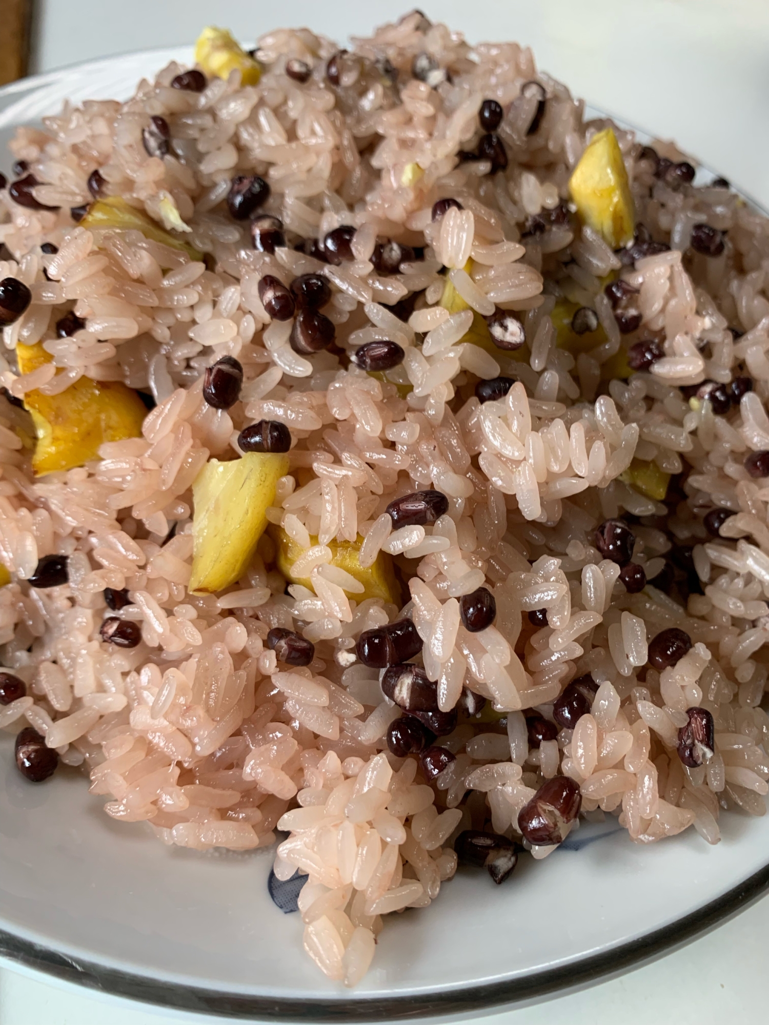 白い皿に盛り付けられた栗入りの赤飯