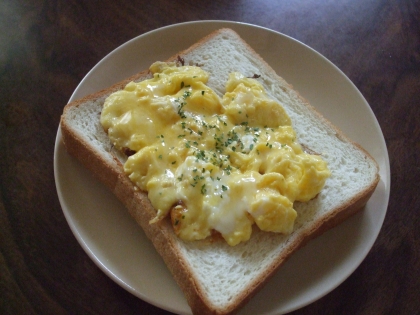 ふわふわ卵がパンに合いますね♡
チーズがとろとろで美味しかったです♪
途中でケチャップもかけてみました＾＾
こちらもオムレツ食べてるみたいで美味しい～♡