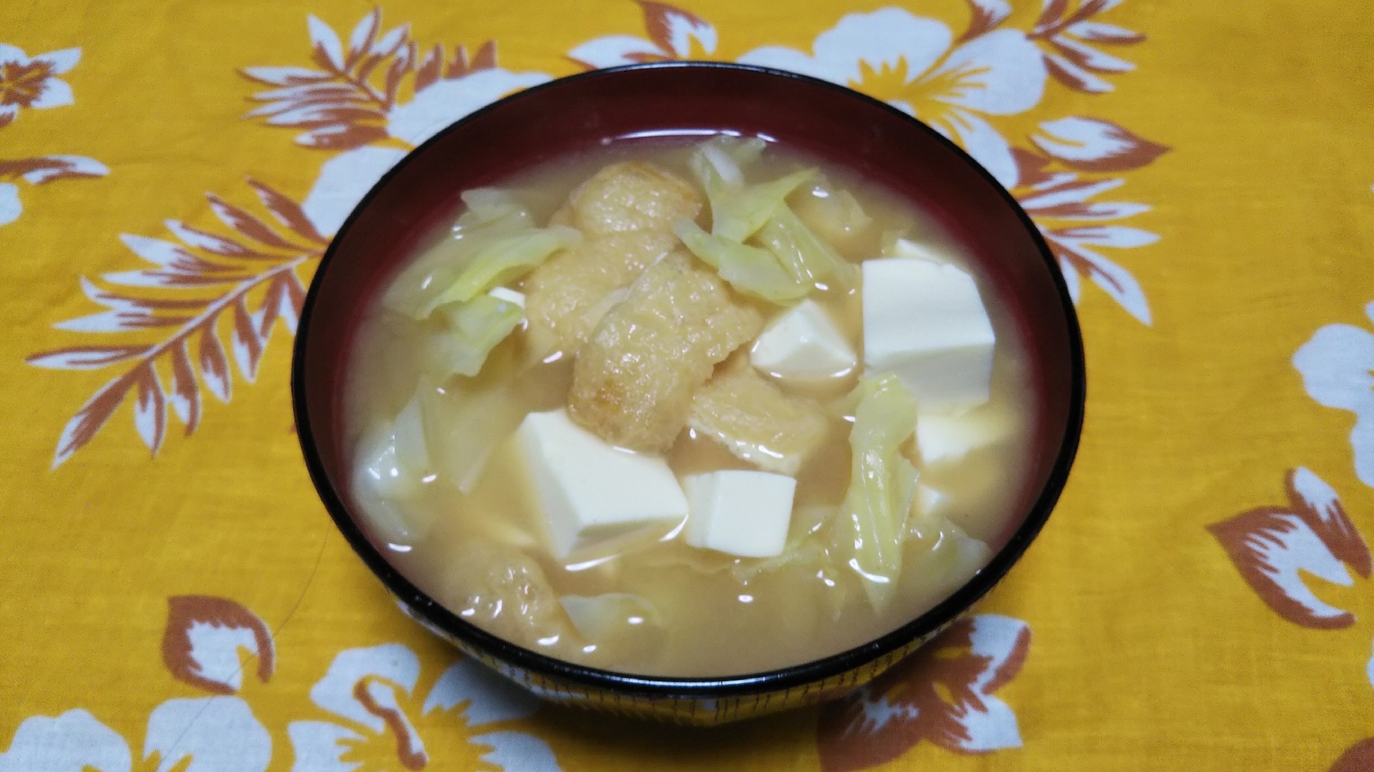 キャベツと油揚げと豆腐の味噌汁☆