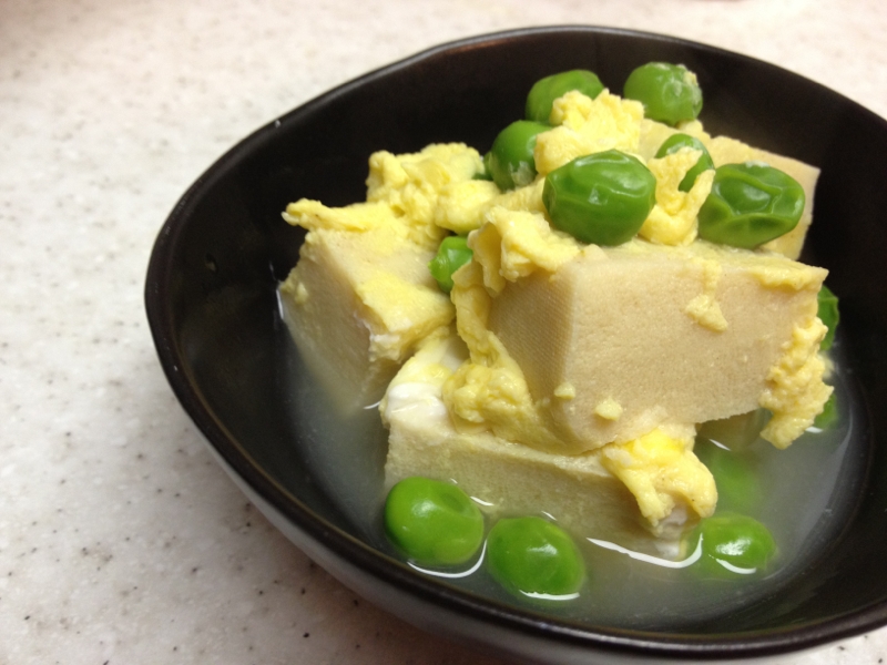 グリーンピースと高野豆腐の卵とじ