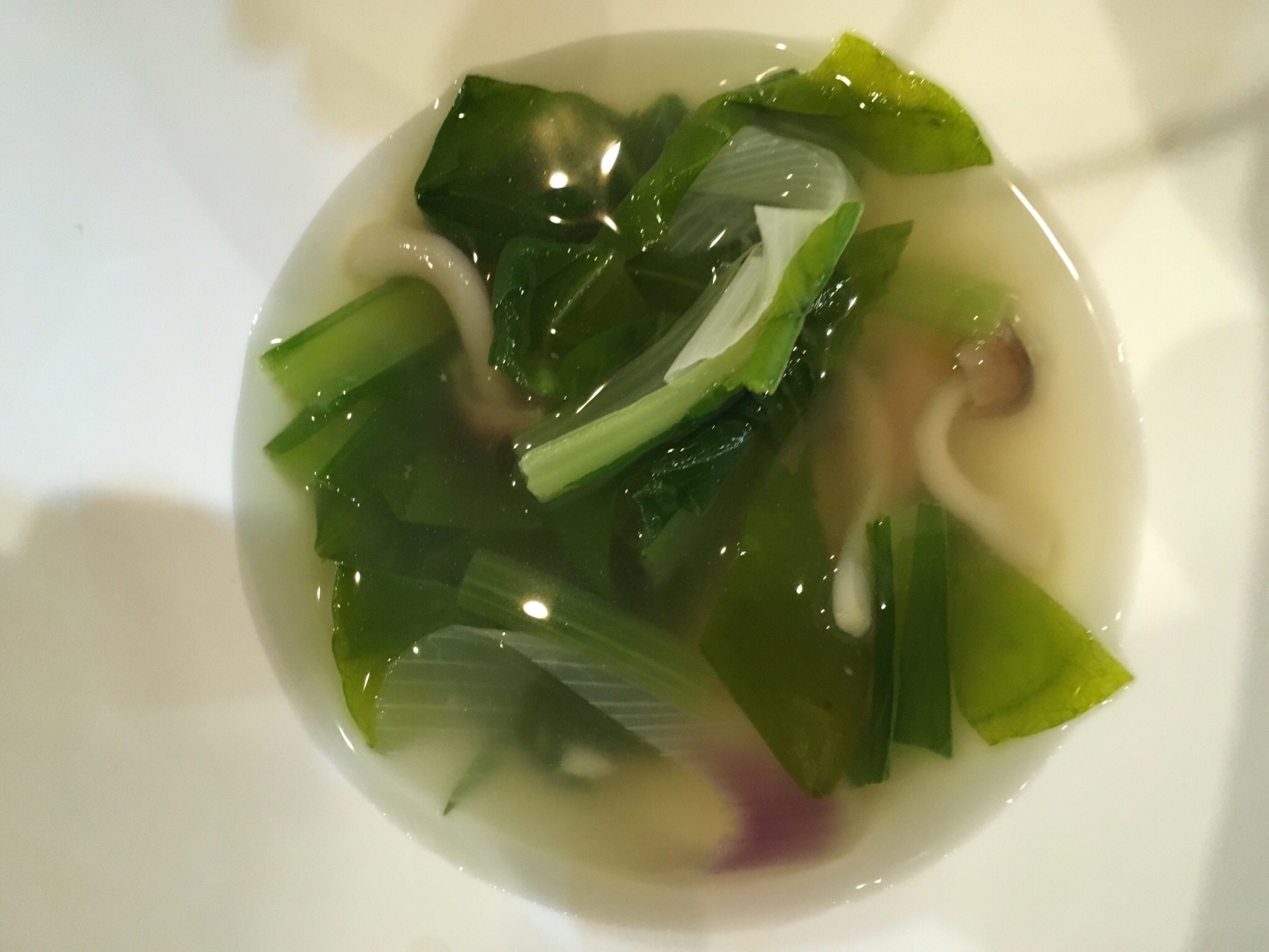 ニラと小松菜とわかめとねぎとしめじのスープ