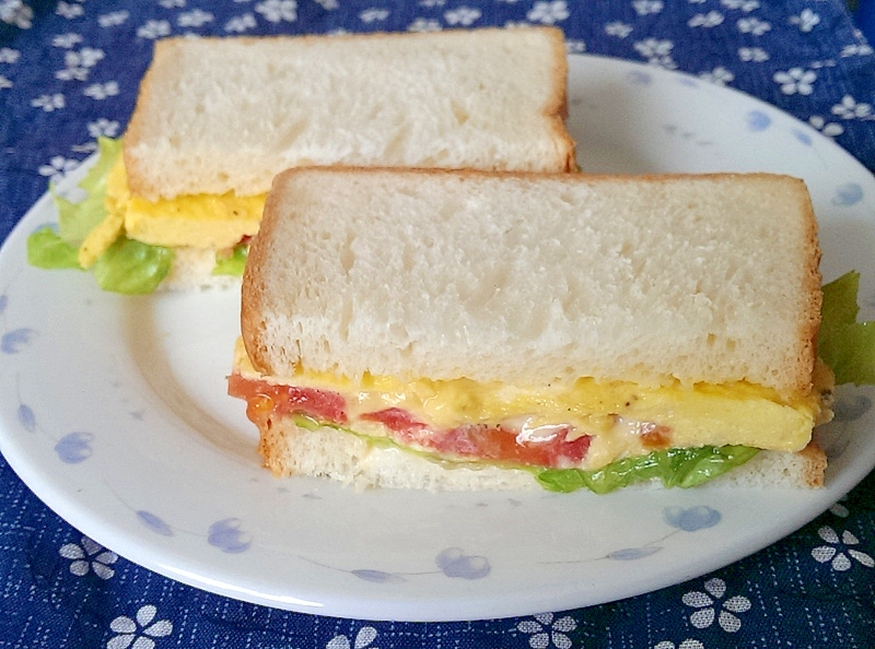 トマトチーズオムレツのサンドイッチ