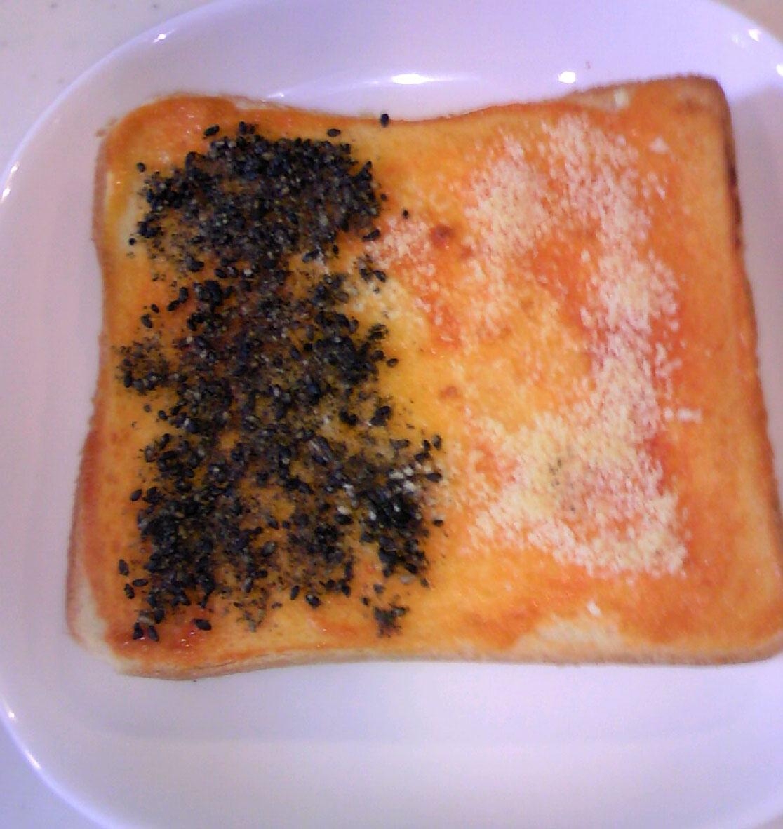 黒すり胡麻と粉チーズのケチャマヨソーストースト