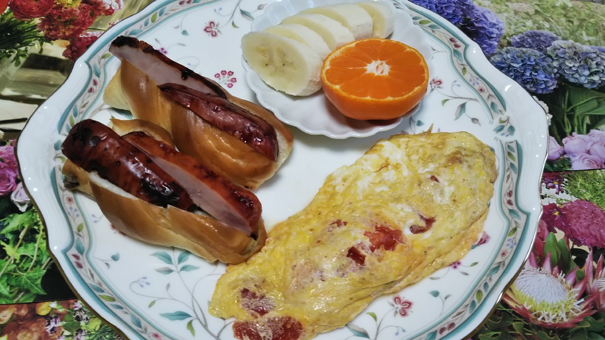 スティックパンの焼豚サンドとトマトオムレツと果物☆