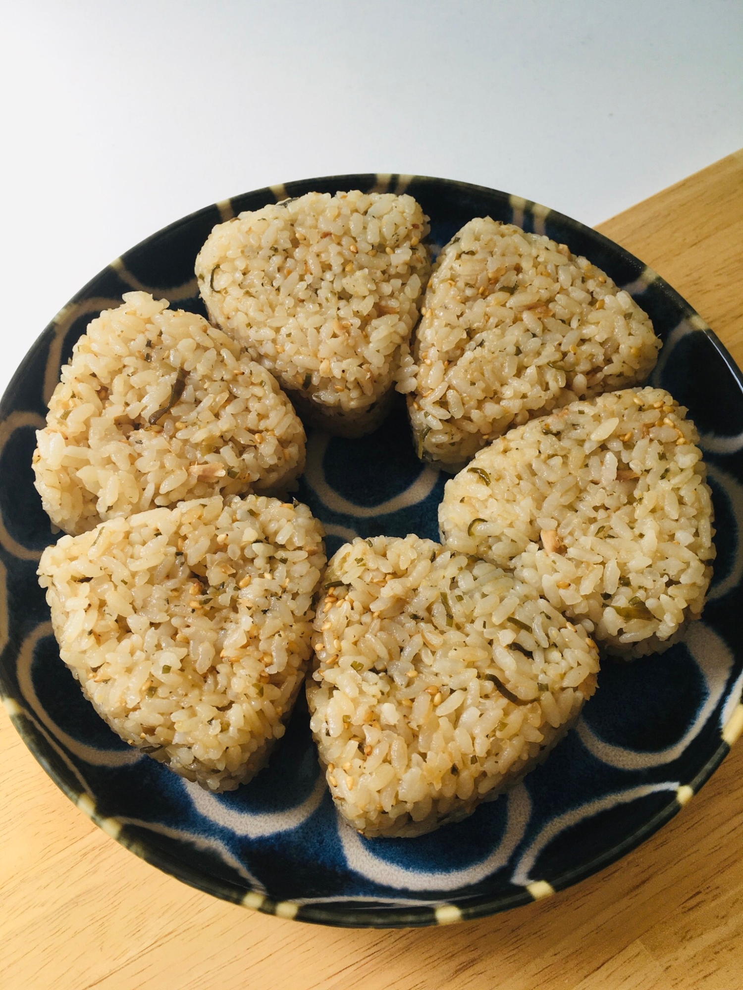 ツナと塩昆布の最強タッグ。中華風炊き込みおにぎり