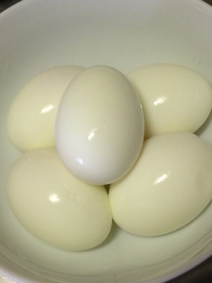 今までゆで卵をキレイに剥くのが苦手だったのですが、ツルンとキレイに向けて感動です！
普通につくるよりも時短＆節約になるので、ゆで卵をつくるのが好きになりました♪