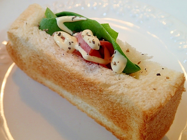 ダブルソフトで　サラダ菜とベーコンのポケットサンド