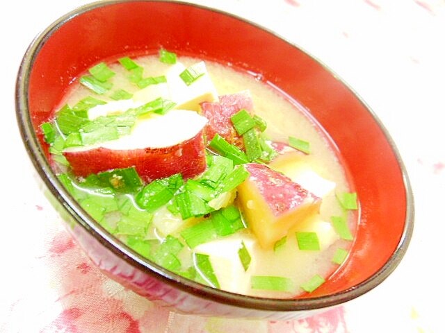 ❤薩摩芋とニラと豆腐のお味噌汁❤ レシピ・作り方 by 小太郎1212
