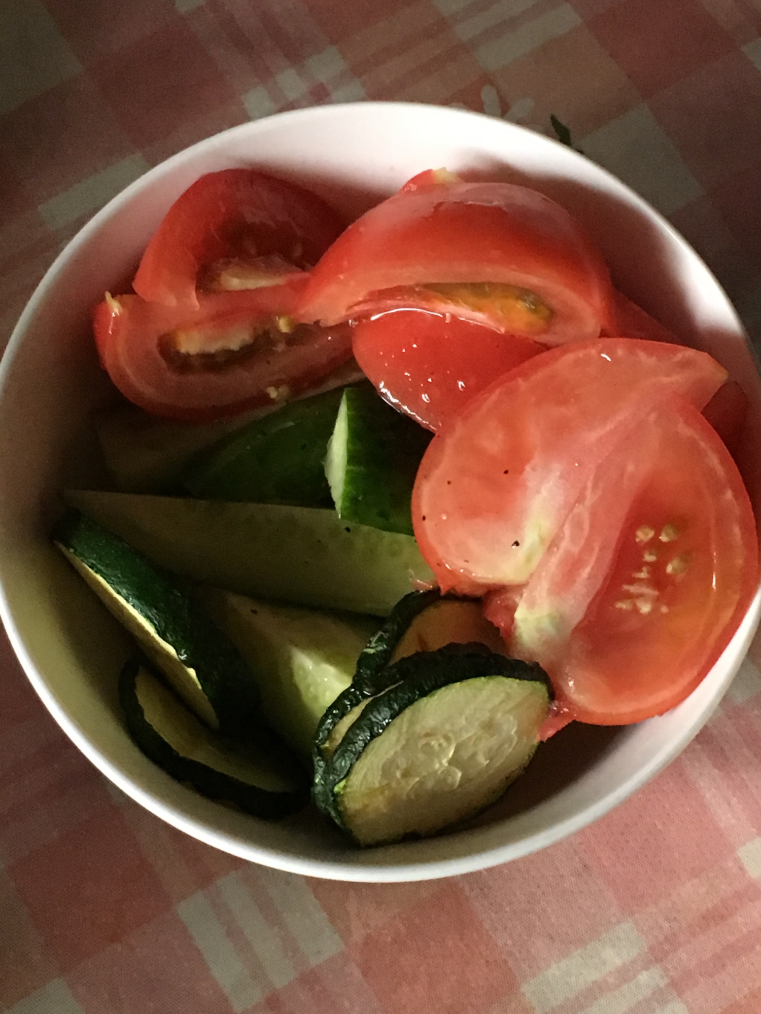 トマト、きゅうり、ズッキーニのサラダ