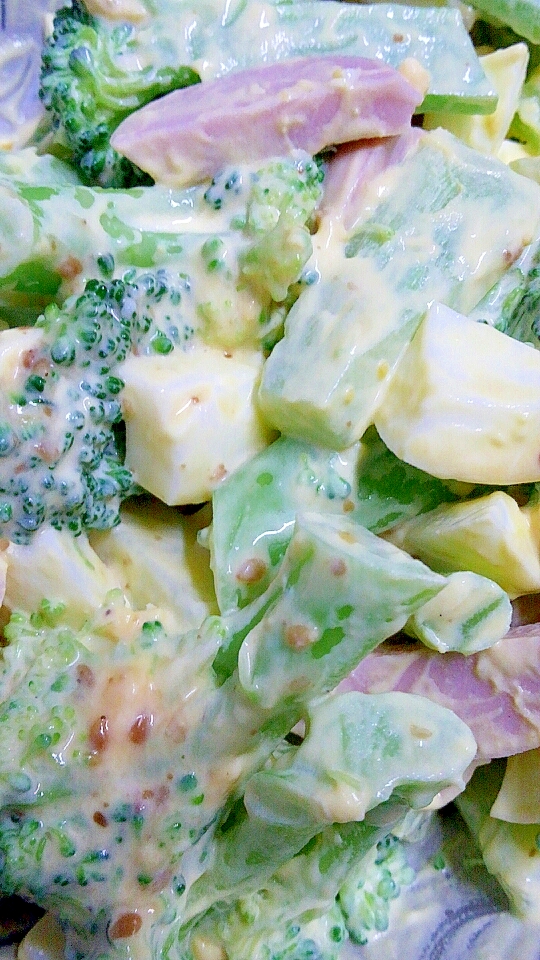 ブロッコリーとソーセージの胡麻マヨ卵サラダ