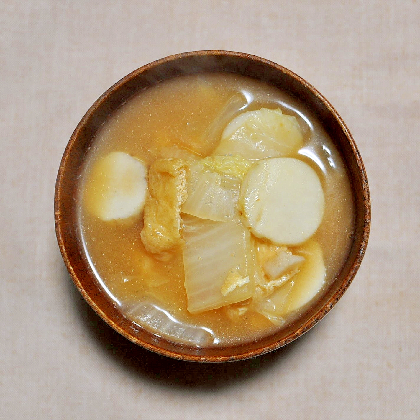 里芋と白菜と油揚げの味噌汁