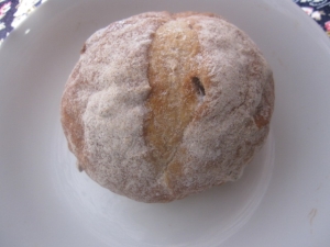 白桃天然酵母のカンパーニュ風手作りパン+*.:+*