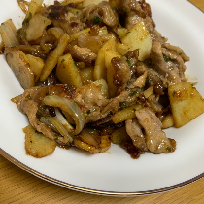 新じゃがいもと玉ねぎ豚肉の焼肉のタレ炒め