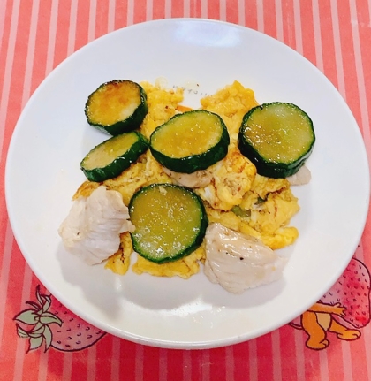 鶏肉とズッキーニ炒め