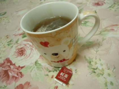 (・∀・(・∀・*)ｵｰﾊｰ♪
昨日いただいたよ❤子供のカップでｗ笑❤久々に紅茶を飲んだけど珈琲よりもユックリ飲めて寒い夜は良いかもだね❤愛入ってるからウマーｗ
