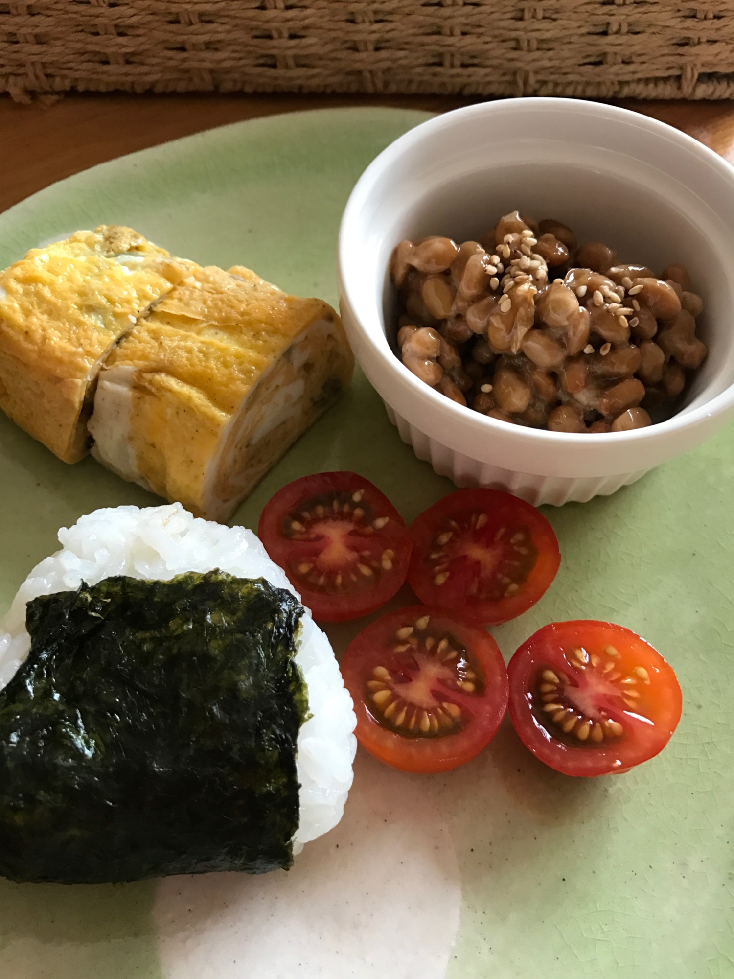 梅干しおむすびと納豆、卵焼きの朝ごはん