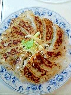 冷凍餃子をちょっと豪華にパリモチ羽付きに♪