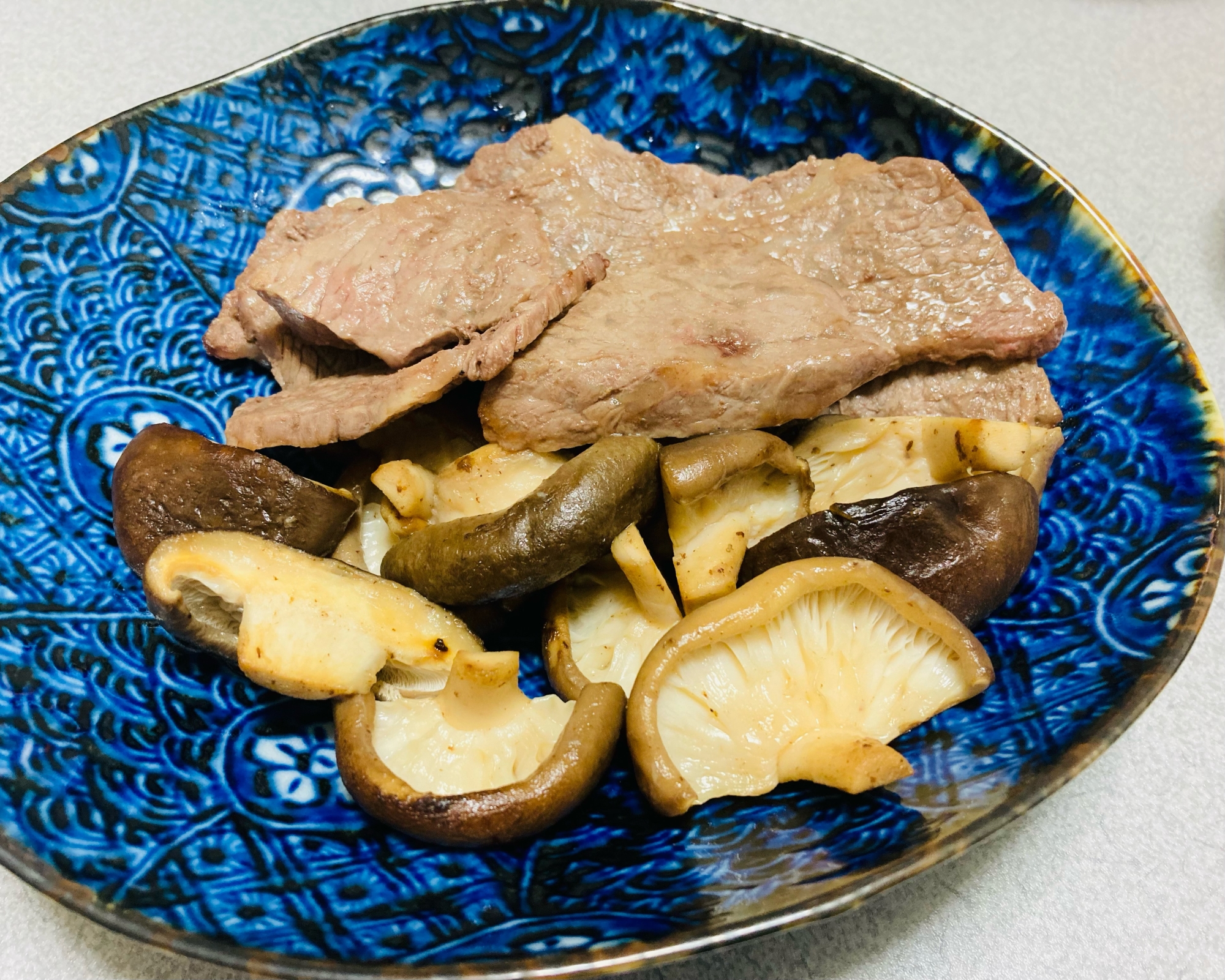 シンプルにいただく牛肉としいたけ