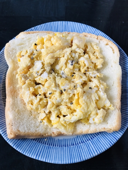 お手軽に作れて食べやすいので朝食に良いですね。
栄養もしっかり摂れる一品ですね。
たまごがふんわりした感じで柔らかくて、胡椒が効いていて美味しかったです。