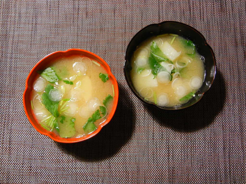 三つ葉とネギと長芋のお味噌汁