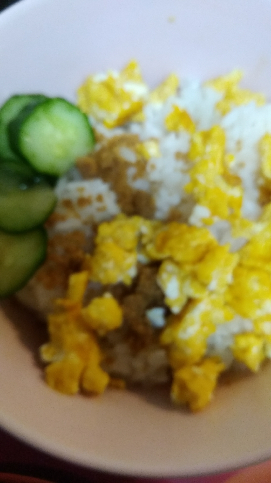 鶏そぼろの三色丼