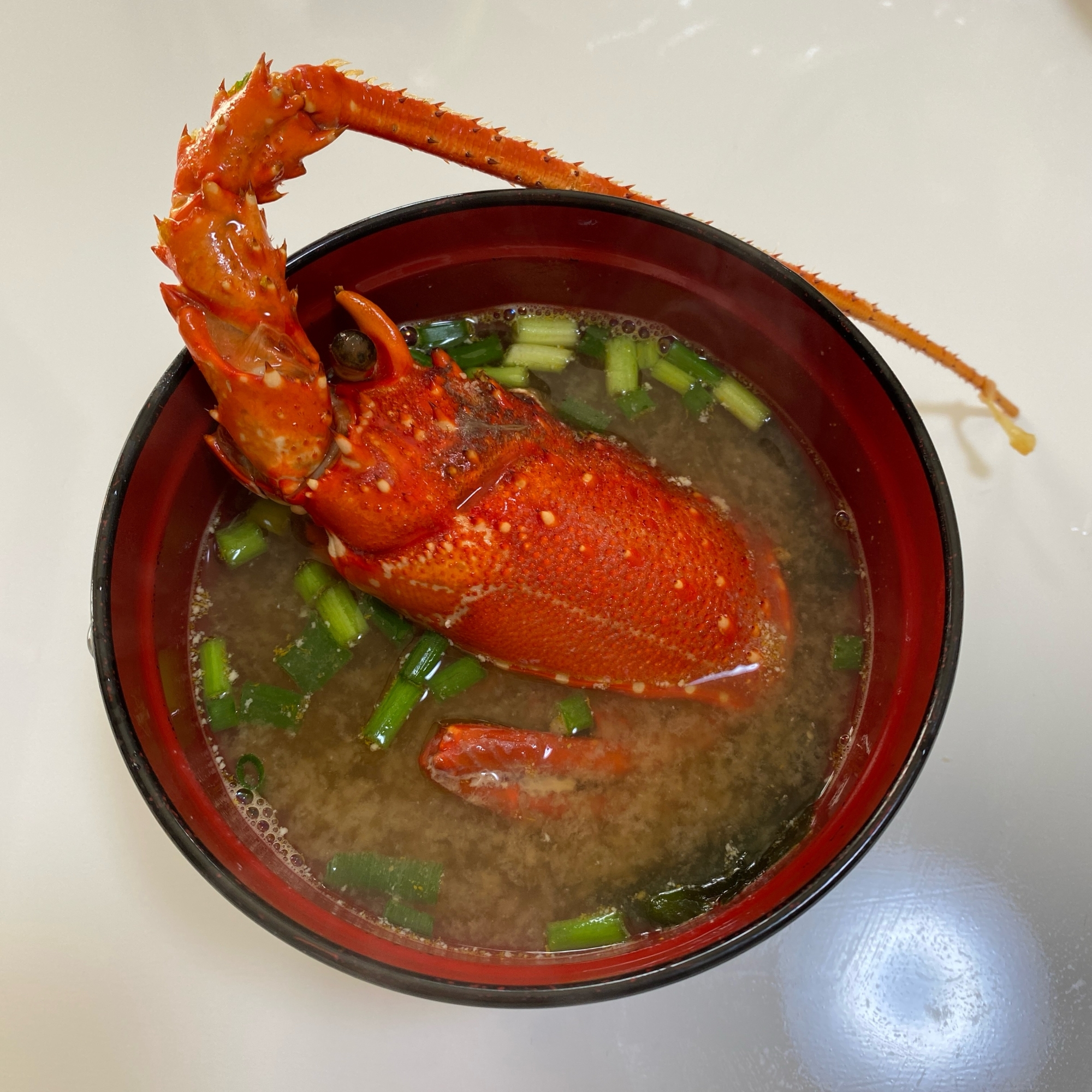 食べ終わった伊勢海老の頭でお味噌汁