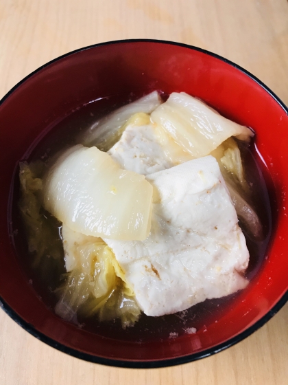 やさしい味で体が温まるスープにできました。
具材が豆腐と白菜なのでヘルシーで体に良い一品ですね。
白菜の甘みが出ていて美味しかったです。