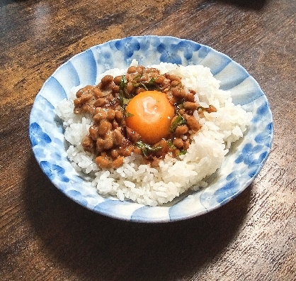 冷凍焼きおにぎりの納豆卵かけご飯