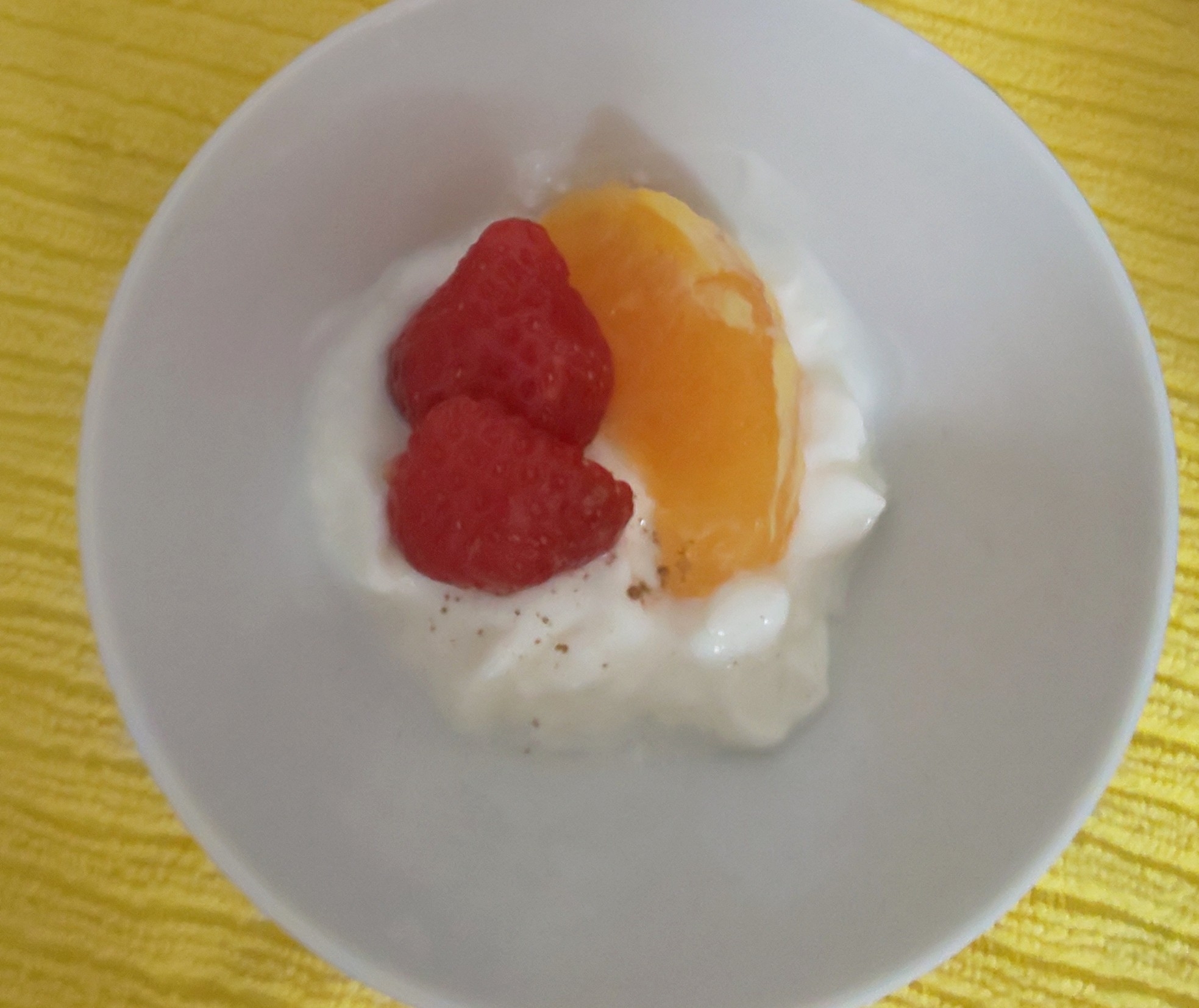 ヨーグルトに♪いちごとオレンジを