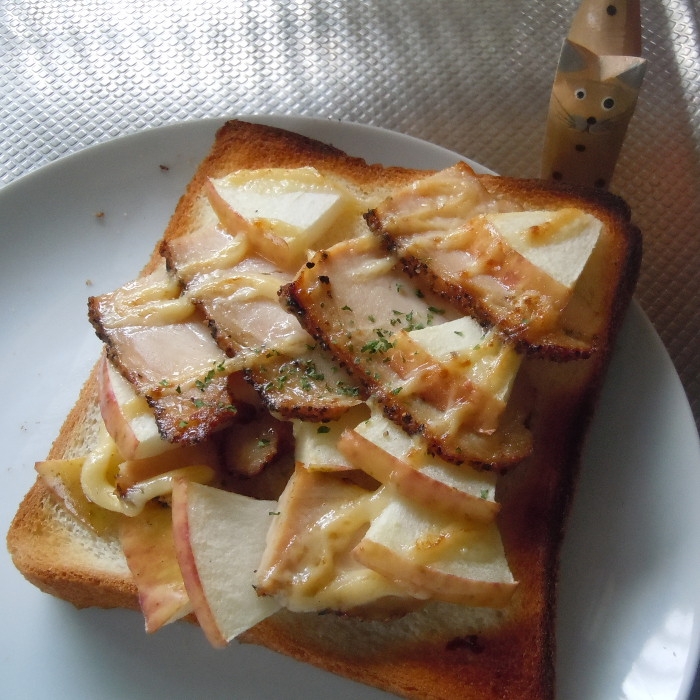 胡椒たっぷりチキンとリンゴの簡単トースト