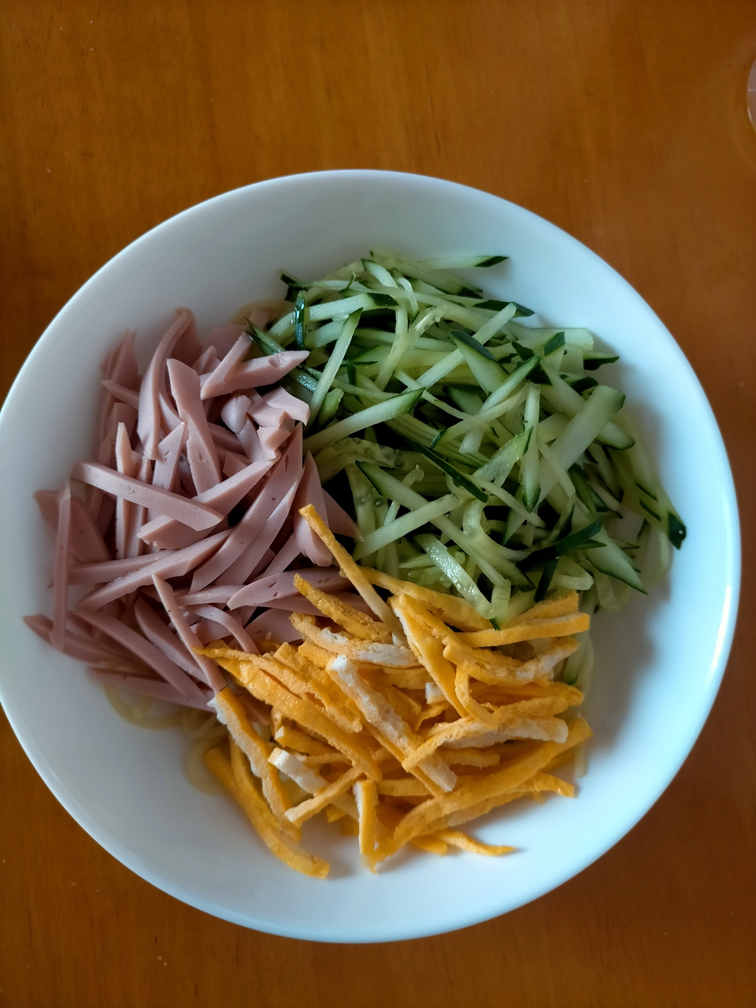 きゅうりと魚肉ソーセージと卵の冷やしラーメン