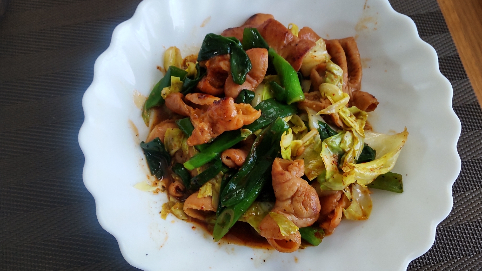 味付けホルモンと長ねぎとキャベツ炒め