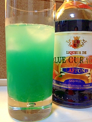 オレンジジュースとブルーキュラソーのカクテル