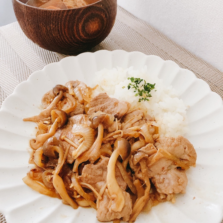 豚肉、きのこ、玉ねぎの粒マスタード&焼肉のたれ焼き