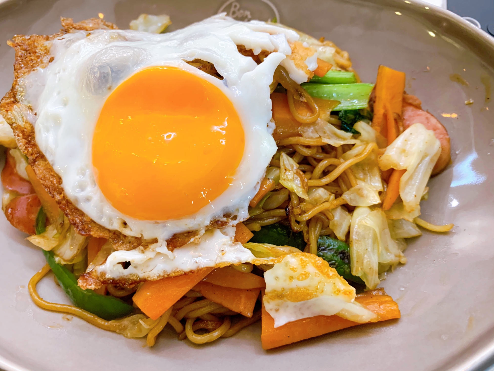 カット野菜で簡単に♫ 焼きそばの目玉焼き乗せ