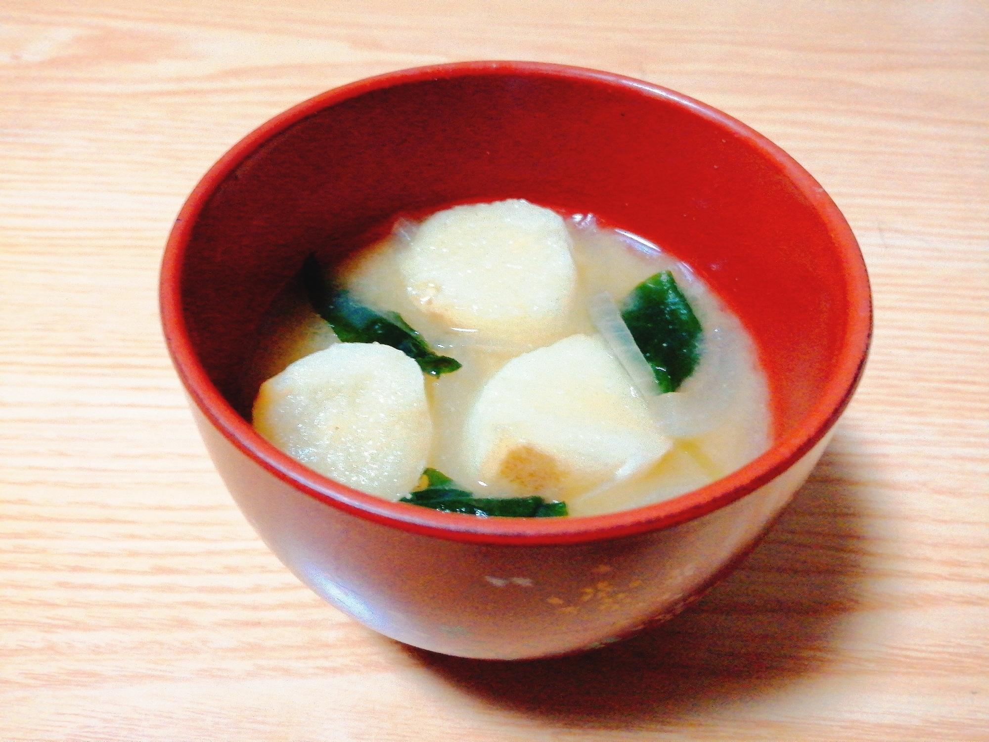 玉ねぎと麩とわかめの味噌汁