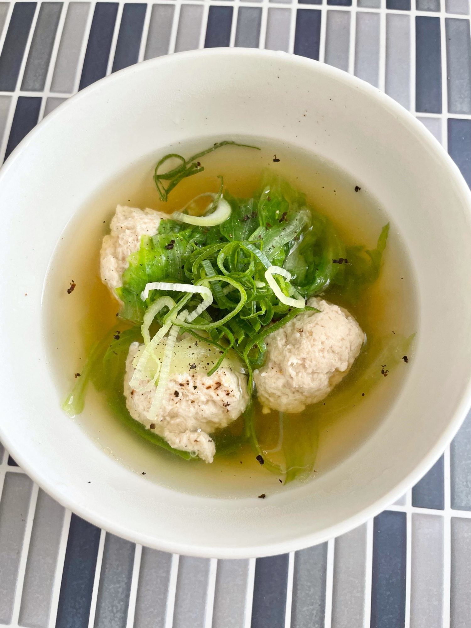 鶏だんごとレタスのあったかスープ