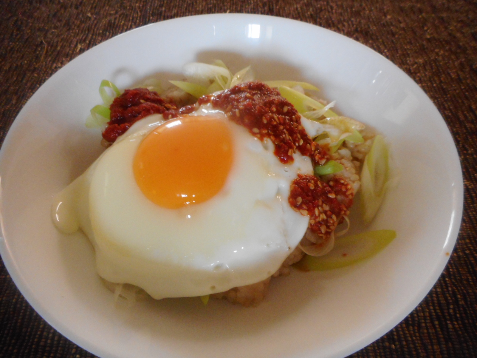 ピリ辛ダレのネギ目玉丼