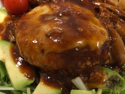 余ったハンバーグで、ロコモコ丼