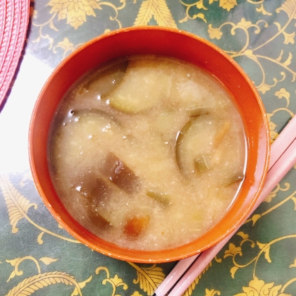 なすと油揚げの赤みそ味噌汁（昆布だし・塩麹入り）