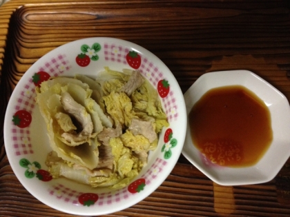 ポン酢をつけていただきました。とっても簡単で美味でした♪これから寒くなると、体を温めてくれるこういう料理が有難いのですよね〜(*^^*)レシピサンキューでした！