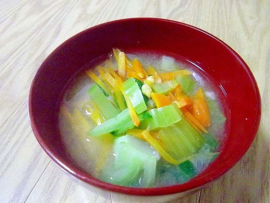 *チンゲンサイとにんじんのみそ汁*
