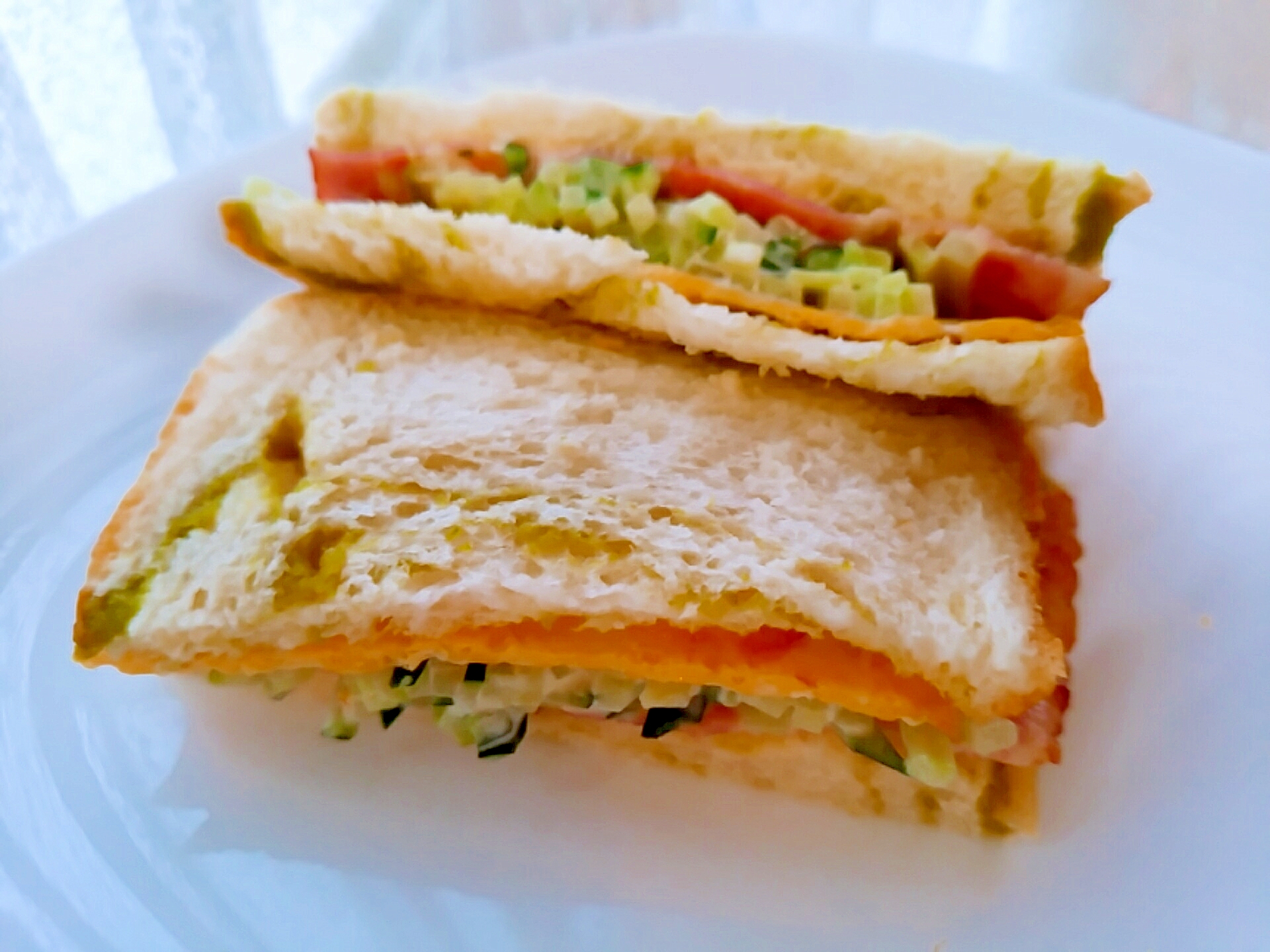 辛子マヨ胡瓜とベーコンのサンドイッチ