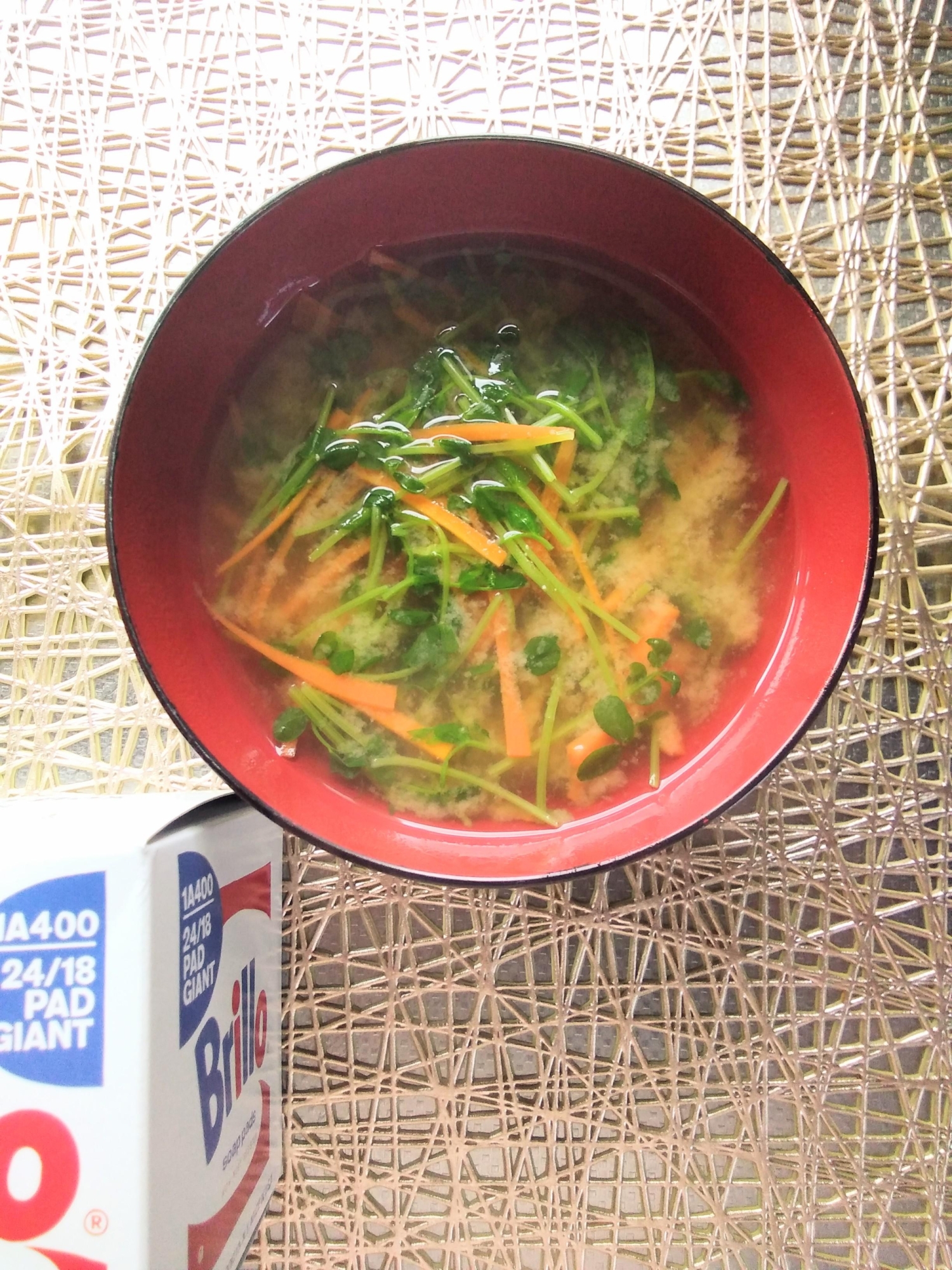 味噌汁☆豆苗と人参の味噌汁