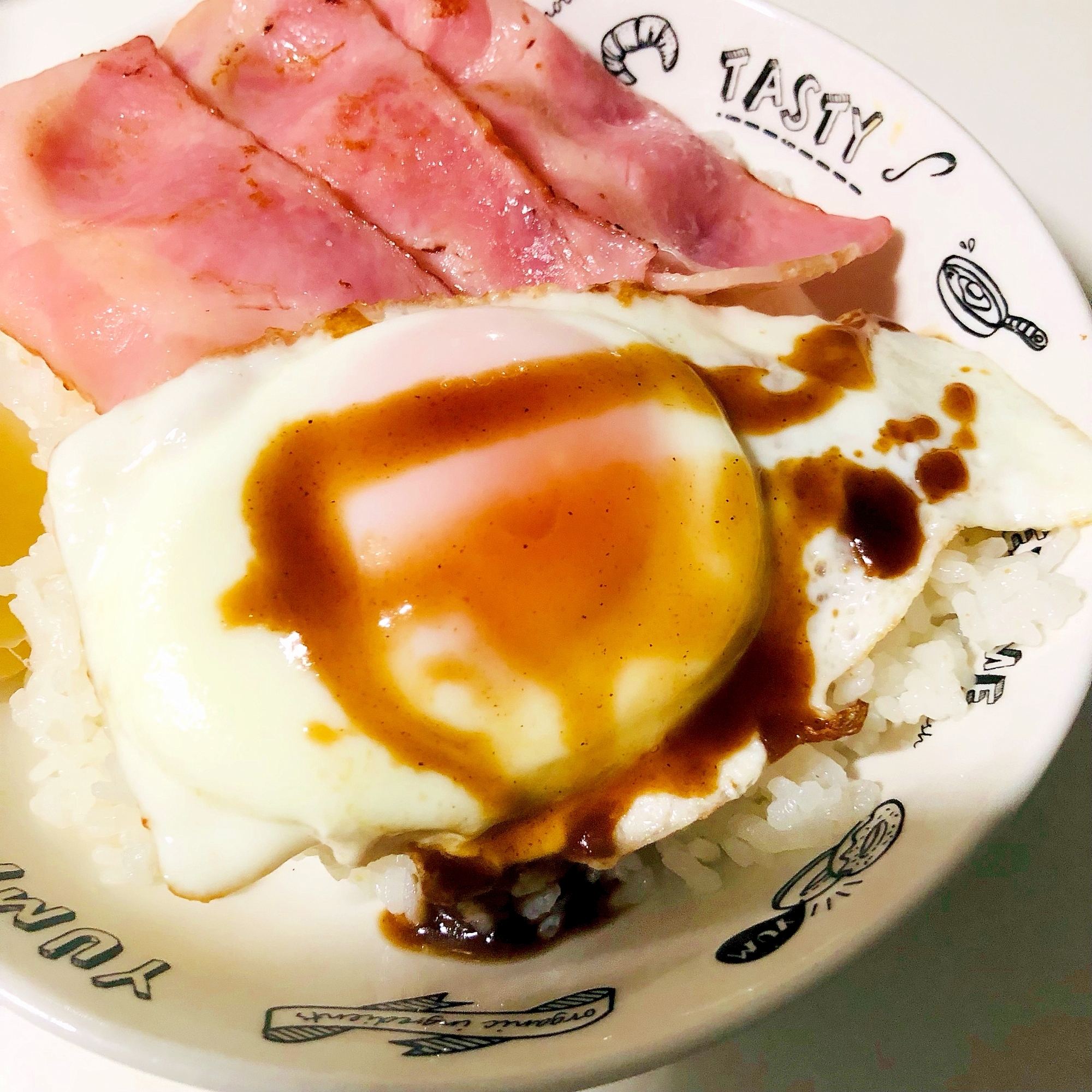 バターでベーコンと目玉焼きのご飯