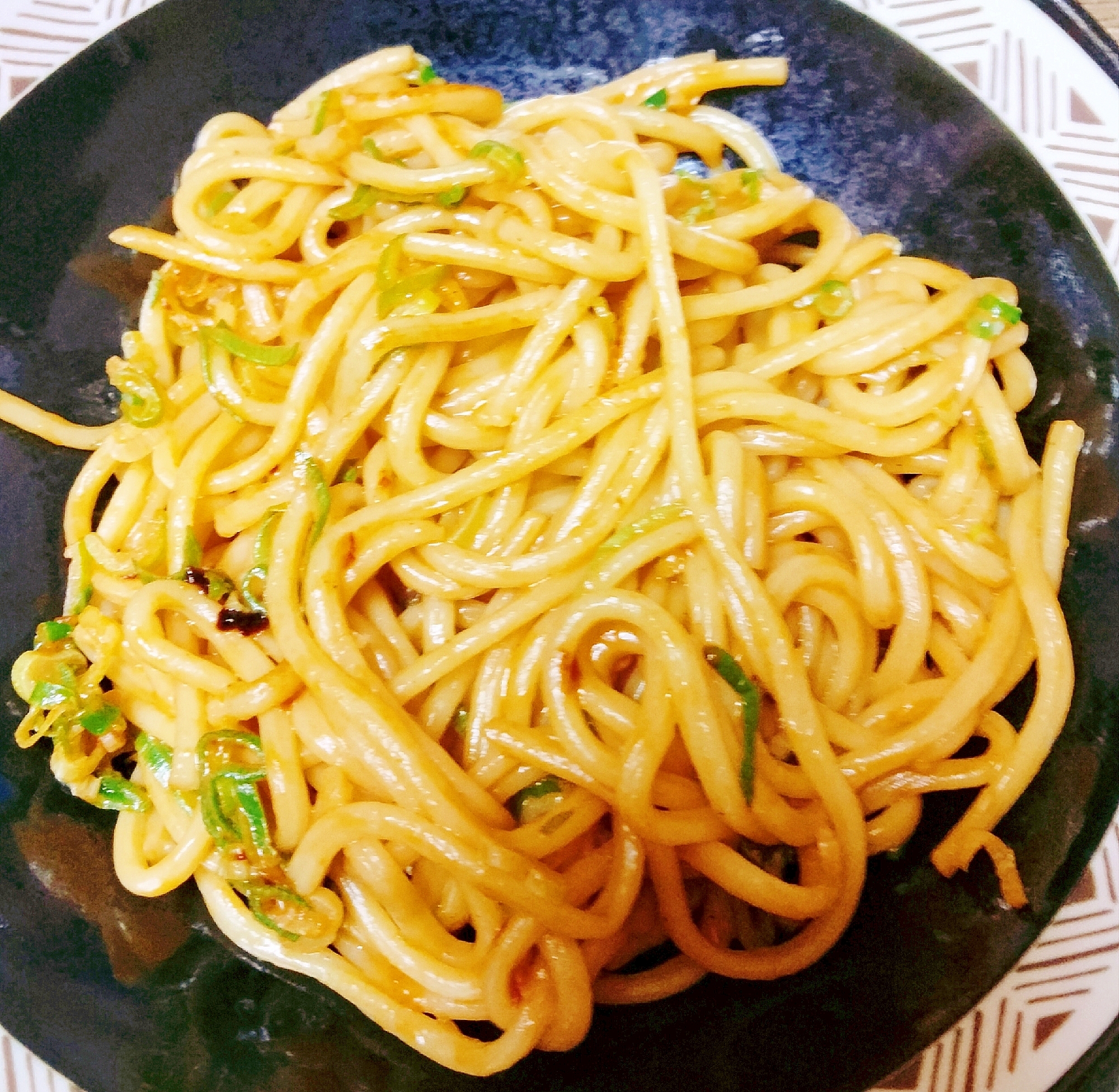 焼きそば麺で！バター香るネギだく和風トマトパスタ