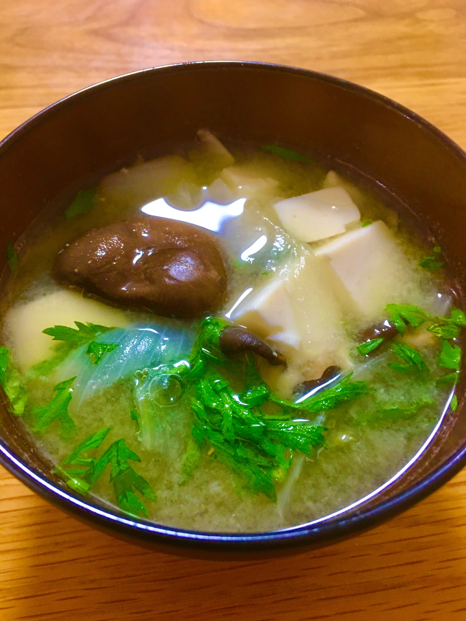 ヒラタケと春菊のお味噌汁